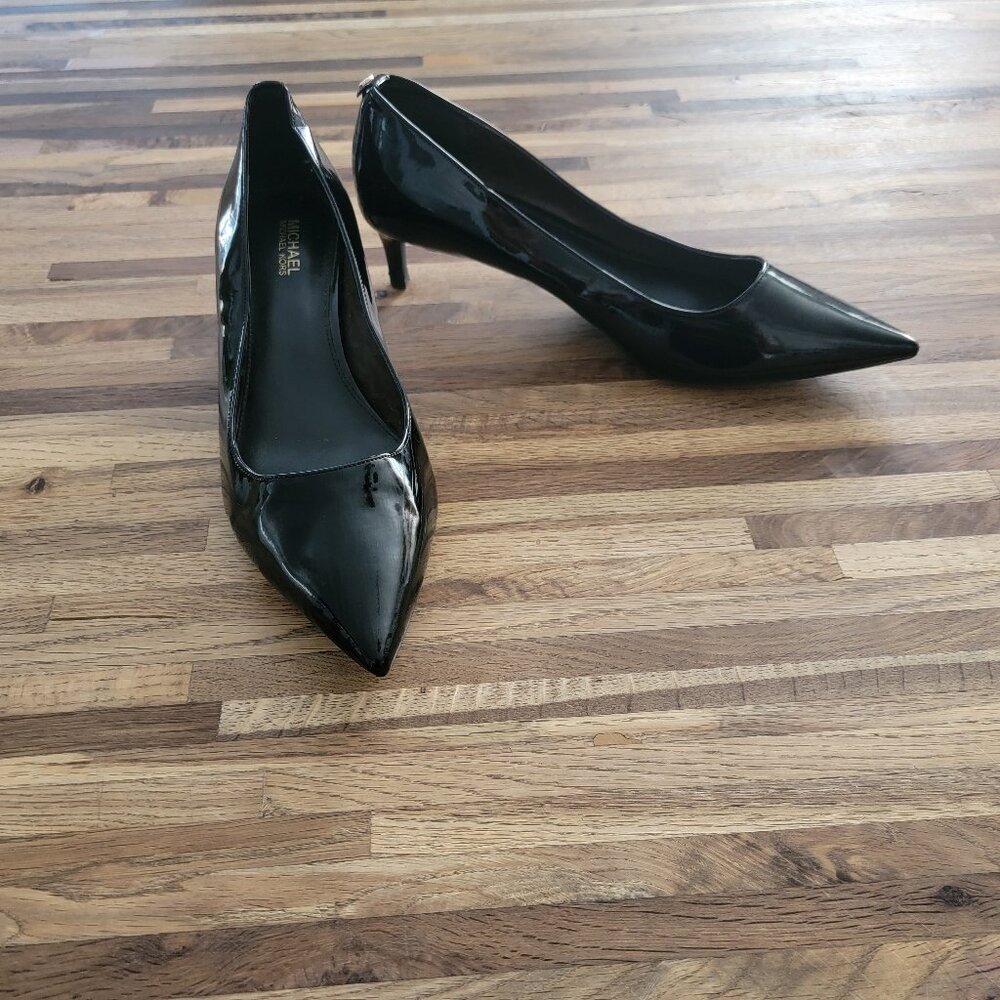 Michael Michael Kors Alina Flex pump in black patent leather. - Picture 2 of 16